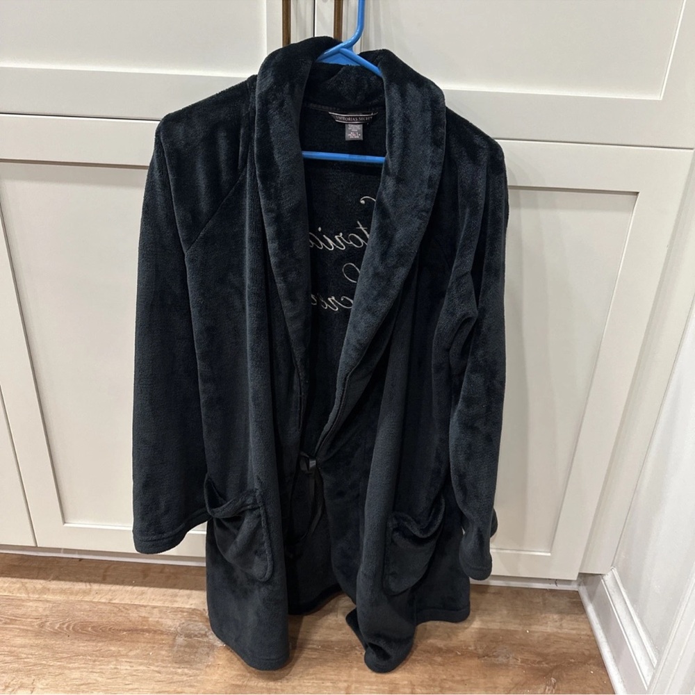 Victoria’s Secret Short Black Bath Robe Size Medium/Large